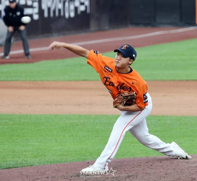 한화 정우주가 19일 열린 2025 KBO 플레이오프 2차전에서 5회 역투하고 있다. /사진=강영조 선임기자