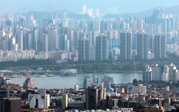 앞으로 부동산 투자 성패는 정교한 프롬프트 설계라는 준비 과정에서 갈릴 것이다. 사진은 서울 한강변 아파트 단지. 뉴스1