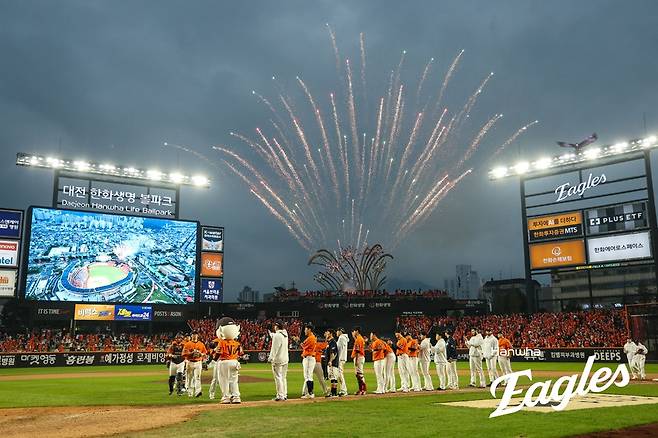 한화 이글스가 19일 대전 한화생명 볼파크에서 열린 2025 플레이오프 2차전 종료 후 구단주 김승연 한화그룹 회장의 뜻에 따라 불꽃놀이를 진행했다. 사진 한화 이글스