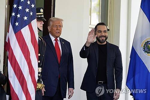 트럼프 미국 대통령과 부켈레 엘살바도르 대통령 (워싱턴DC AP=연합뉴스 자료사진) 2025년 4월 14일 미국 백악관 서관에서 나이브 부켈레(오른쪽) 엘살바도르 대통령을 영접하는 도널드 트럼프(왼쪽) 미국 대통령. (AP Photo/Alex Brandon, File) 2025.10.20.