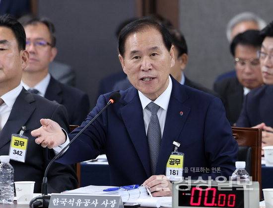 ▲ 김동섭 한국석유공사 사장이 20일 국회 산업통상자원중소벤처기업위원회 국정감사에서 대왕고래 유망구조 시추사업 관련 질의에 답하고 있다. 연합뉴스