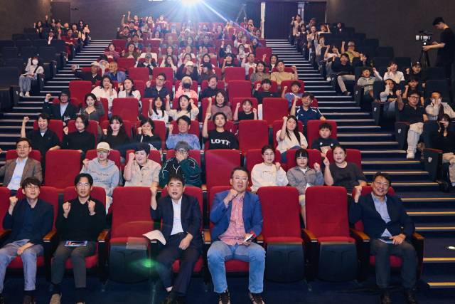 롯데자이언츠 레전드 동의과학대학교 야구부 염종석 감독(앞줄 왼쪽 네 번째)이 시민들과 함께 파이팅을 외치며 ‘제1회 시민스포츠영화제’를 응원하고 있다. 모퉁이극장 제공