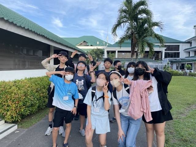 해외영어캠프에 참여한 학생들이 기념 촬영을 하고 있다. 달성군 제공