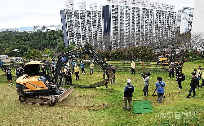 광주서구가 15일 풍암동 금당산 보전녹지지역 일원에 파크골프장 내 조성된 불법시설물(파크골프장 조성, 쇄석포장, 컨테이너 설치 등) 일제를 철거하는 행정대집행을 실시하고 있다. 이번 행정대집행은 광주서구청이 행위자에게 원상복구 명령을 내렸음에도 불구하고 원상회복 조치를 취하지 않아 단행됐다.
양광삼기자 ygs02@mdilbo.com