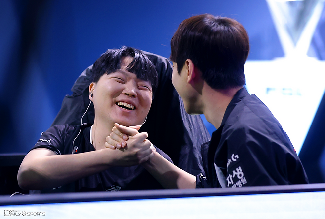 '호석' 최호석을 꺾고 코치와 기뻐하는 '류크' 윤창근.