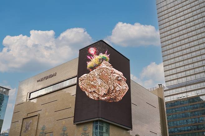 하트애비뉴 선정 작품인 박재훈 작가의 '피그말리온의 돌'이 현대백화점 무역센터점에 전시되고 있다(현대백화점 제공).