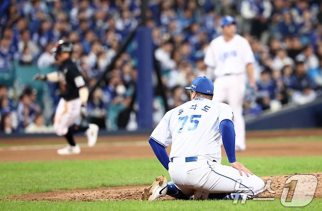 21일 대구삼성라이온즈파크에서 열린 2025 신한 SOL뱅크 KBO 포스트시즌 플레이오프 3차전 한화 이글스와 삼성 라이온즈의 경기, 삼성 선발 후라도가 5회초 1사 2루 한화 리베라토에게 1타점 2루타를 허용하며 투구 후 넘어지고 있다. 2025.10.21/뉴스1 ⓒ News1 김성진 기자