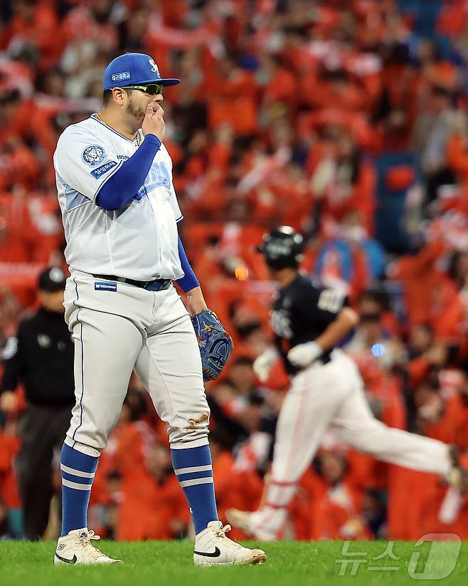 21일 대구삼성라이온즈파크에서 열린 2025 신한 SOL뱅크 KBO 포스트시즌 플레이오프 3차전 한화 이글스와 삼성 라이온즈의 경기, 삼성 선발 후라도가 5회초 2사 2루 상황 한화 노시환에게 역전 투런홈런을 허용한 후 아쉬워하고 있다. 2025.10.21/뉴스1 ⓒ News1 김진환 기자