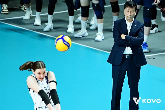 킨켈라의 리시브를 바라보는 김호철 감독. 제공 | 한국배구연맹
