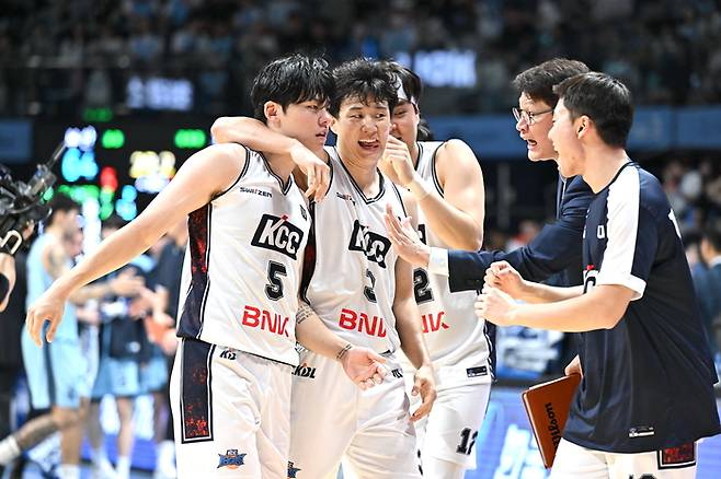 허웅이 선수들과 함께 기뻐하고 있다. 사진 | KBL