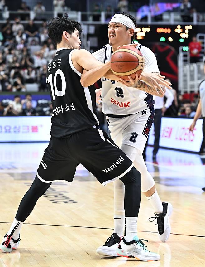 최준용이 문성곤을 상대로 돌파를 시도하고 있다. 사진 | KBL