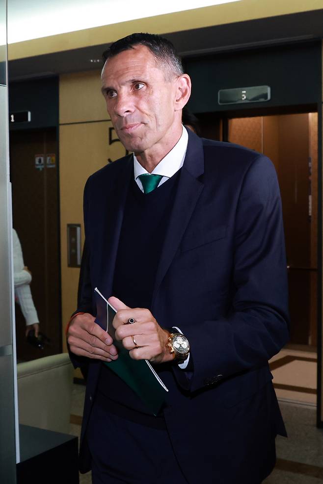 'SNS로 판정 불만' 전북 거스 포옛 감독, 연맹 상벌위 출석
(서울=연합뉴스) 신현우 기자 = 사회관계망서비스(SNS)를 통해 공개적으로 심판 판정에 불만을 토로한 프로축구 K리그1 전북 현대 거스 포옛 감독이 21일 서울 종로구 신문로 축구회관에서 열린 한국프로축구연맹 상벌위원회에 출석하고 있다.
포옛 감독은 지난 3일 제주월드컵경기장에서 열린 제주SK FC와 하나은행 K리그1 2025 32라운드 원정에서 1-1로 비긴 뒤 자신의 SNS에 심판 판정과 관련한 불만을 표출했다. 2025.10.21
nowwego@yna.co.kr
(끝)
<저작권자(c) 연합뉴스, 무단 전재-재배포, AI 학습 및 활용 금지>