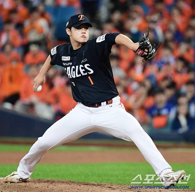 21일 대구 삼성라이온즈파크에서 열린 삼성과 한화의 PO 3차전. 투구하고 있는 한화 문동주. 대구=송정헌 기자songs@sportschosun.com/2025.10.21/