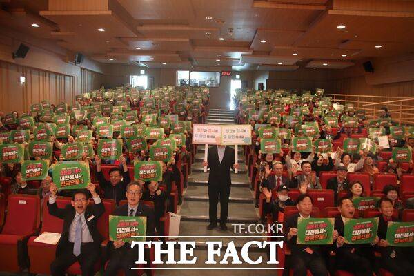 한국효문화진흥원이 21일 10월 효의 달을 맞아 'K-HYO(효문화)의 전국 확산과 미래 발전방안'을 주제로 제8회 효문화국제학술대회를 개최했다. 사진은 효문화 전국 확산 구호 제창 퍼포먼스 진행 모습. /한국효문화진흥원