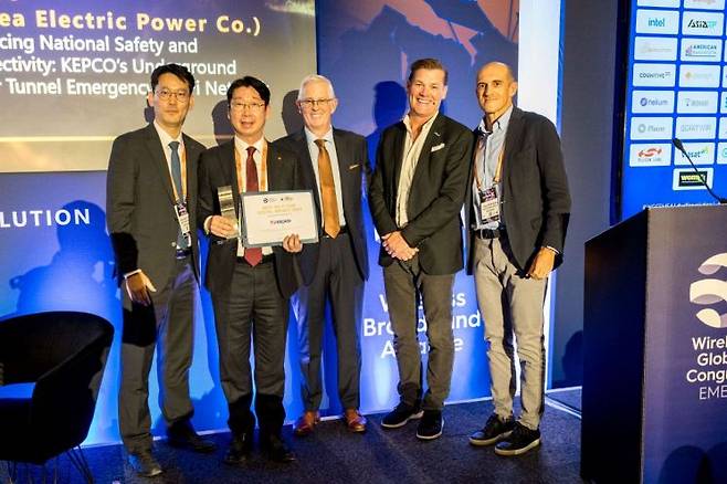 윤준철 한전 ICT운영처장(왼쪽에서 두번째)이 지난 15일 '2025 WBA 인더스트리 어워드' 시상식 후 행사 관계자들과 기념 촬영을 하고 있다.사진=한전