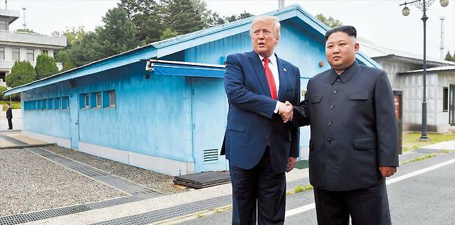 2019년 판문점서 만난 트럼프·김정은 트럼프 미 행정부가 이달 말 경주에서 열리는 APEC(아시아·태평양경제협력체) 정상회의를 앞두고, 최근 국무부 한반도 전문가 등으로 구성된 ‘대북팀’을 한국에 파견해 미북 정상 회동 가능성을 모색한 것으로 알려졌다. 사진은 2019년 6월 30일 판문점에서 도널드 트럼프 미국 대통령이 김정은 북한 국무위원장과 악수하는 모습./AP 연합뉴스