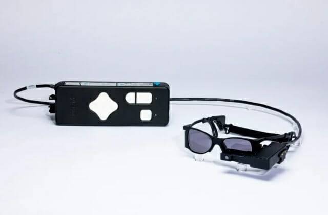 전자칩을 눈에 이식한 환자들이 함께 착용하는 특수안경과 포켓 컴퓨터. 이 장치를 활용하면 시력을 잃었던 이들도 앞을 볼 수 있다. /사이언스 코퍼레이션