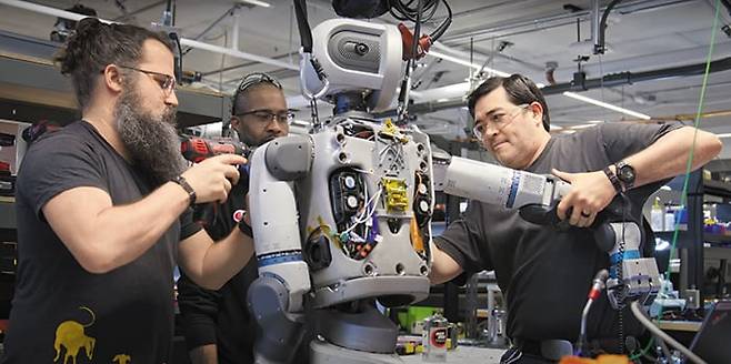 현대차 산하 로봇 계열사인 ‘보스턴 다이내믹스’가 지난 4월 공개한 휴머노이드(인간형 로봇) 개발 과정을 담은 영상의 한 장면. /현대차