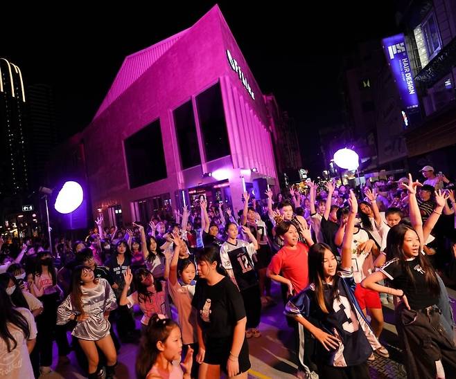 18~19일 대만 가오슝 블랙핑크 콘서트를 앞두고, 지역 중심가에서 K팝 댄스 경연대회가 열리는 모습./ 천치마이 가오슝 시장 페이스북