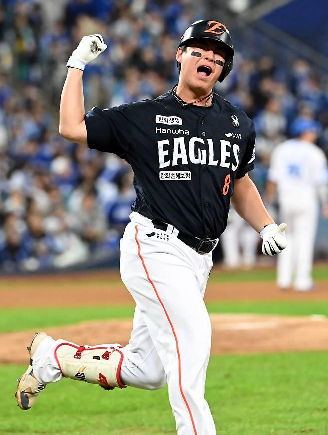 21일 대구 삼성라이온즈파크에서 열린 한화와 삼성의 플레이오프 3차전, 5회초 2사 3루 한화 노시환이 재역전 2점홈런을 치고 환호하고 있다./허상욱 스포츠조선 기자