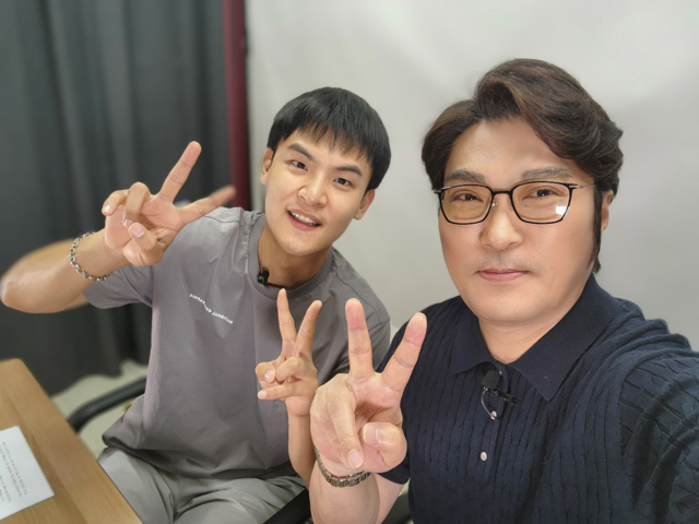 구독자 345만 명, 누적 조회수 20억. 명실공히 유명 유튜버라 할 만하다. 그런데 변승주 크리에이터는 자신을 외주 프로듀서에 비유했다. 기획하고, 촬영하고, 편집하고, 마케팅까지 모두 혼자 하는 PD, 자기 채널의 출연자이자 외주 프로듀서고 그것이 자신의 직업이라 소개했다. 그는 단지 직업이 유튜버일 뿐, 20대 후반과 30대 초반을 살아가는 대한민국 청년 중 한 사람이고 또래들도 다들 그렇게 치열하게 열심히 살고 있다고 강조했다.