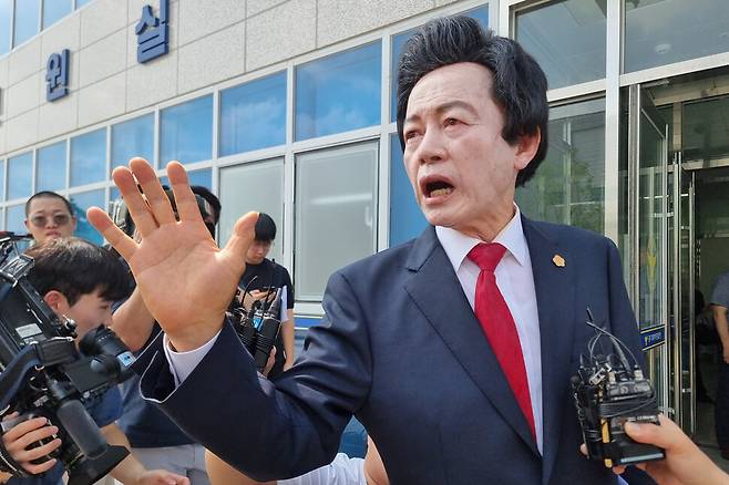 본인이 운영하는 종교시설 \'하늘궁\'의 여성 신도들로부터 성추행 혐의로 고소당한 허경영 국가혁명당 명예대표가 지난2024년 7월 오후 경기도 의정부시 금오동 경기북부경찰청에서 입장을 발표 후 취재진의 질문에 답하고 있다. 연합뉴스