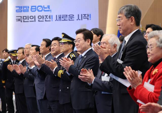 이재명 대통령이 21일 오전 서울 서대문구 미근동 경찰청에서 열린 제80주년 경찰의 날 기념식에서 박수를 치고 있다. 대통령사진기자단