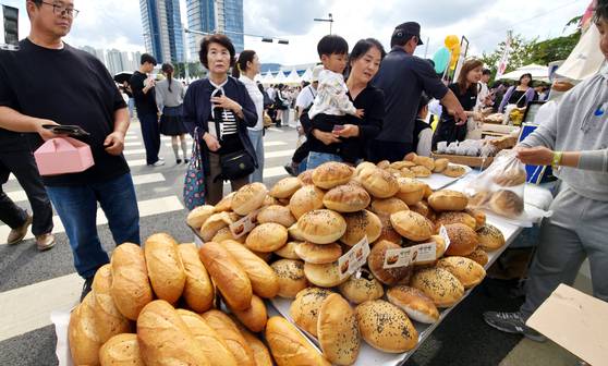 지난 19일 대전 빵 축제장을 찾은 방문객들이 부스에서 빵을 고르고 있다. 김성태 객원기자