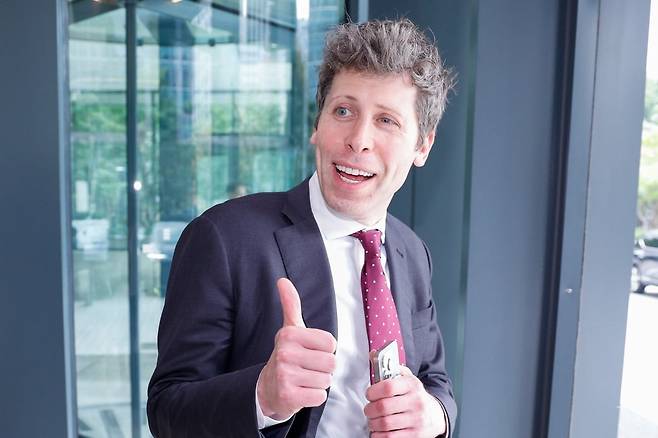 지난 1일 한국을 방문한 샘 올트먼 오픈AI 최고경영자(CEO)가 취재진에게 엄지손가락을 치켜들고 있다. /뉴스1