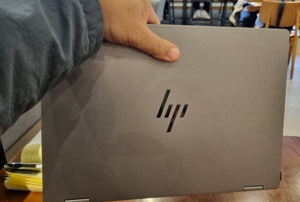 HP 옴니북 X 플립 14를 접어서 왼손으로 쥐었다. 정옥재 기자