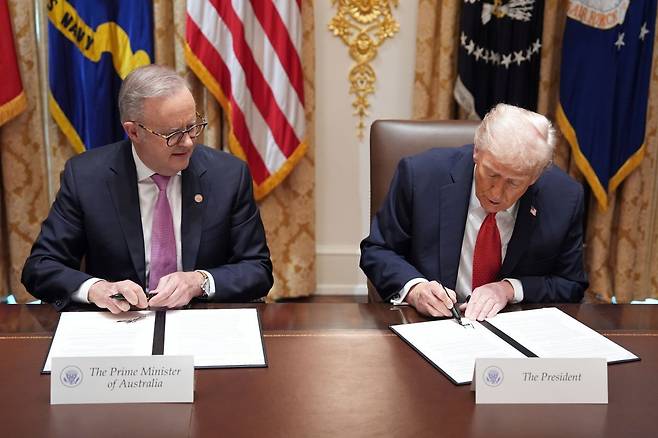 도널드 트럼프 미국 대통령이 20일(현지시간) 백악관에서 앤서니 앨버니즈 호주 총리와 정상회담 뒤 핵심 광물과 희토류에 관한 협정에 서명하고 있다. 연합뉴스