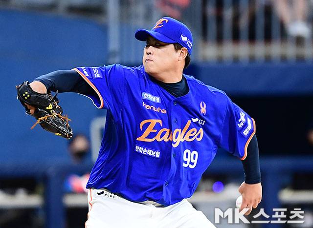 8월 26일 오후 서울 고척스카이돔에서 ‘2025 신한 SOL뱅크 KBO 리그’ 한화 이글스와 키움 히어로즈 경기가 열렸다. 한화 선발 류현진이 역투하고 있다. 사진=김영구 기자