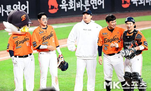 18일 오후 대전 한화생명볼파크에서 열린 ‘2025 신한 SOL Bank KBO 포스트시즌’ 삼성 라이온즈와 한화 이글스의 플레이오프(5전 3선승제) 1차전에서 한화가 6회에 터진 채은성의 결승타와 문동주의 무실점 피칭에 힘입어 9-8 짜릿한 한 점차 승리를 거뒀다. 한화 선수들이 승리의 기쁨을 나누고 있다. 사진=김영구 기자