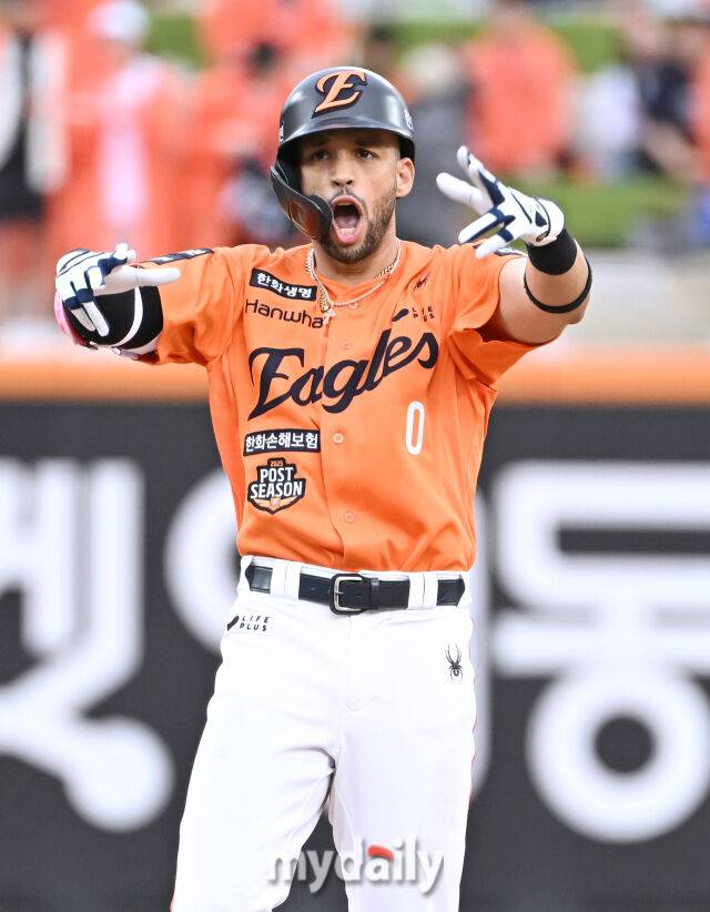 18일 오후 대전광역시 중구 대전 한화생명볼파크에서 진행된 '2025 프로야구 KBO리그 포스트시즌' 플레이오프(PO) 1차전 한화이글스와 삼성라이온즈의 경기. 한화 리베라토가 6회말 무사 2루서 안타를 친 뒤 환호하고 있다./대전=송일섭 기자 andlyu@mydaily.co.kr