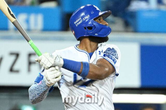 21일 대구 삼성라이온즈파크에서 열린 '2025 신한 SOL BANK KBO 포스트 시즌' 삼성 라이온즈와 한화 이글스 플레오이프(PO) 3차전 경기. 삼성 디아즈가 타구를 바라보고 있다./대구=한혁승 기자