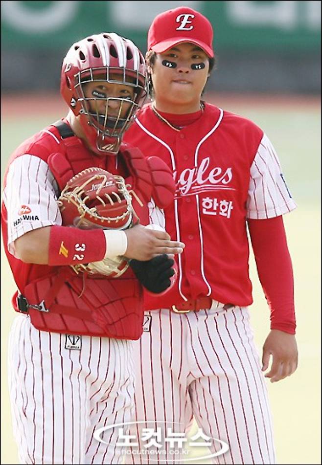 '2006 삼성 PAVV 프로야구' 한국시리즈 삼성-한화 1차전 경기에서 5회말 한화의 포수 신경현이 선발 류현진의 교체 타이밍을 벤치에 알리는 모습. 노컷뉴스