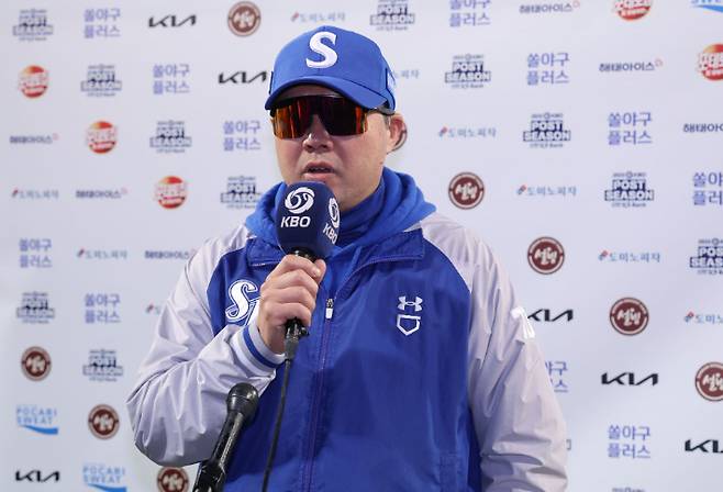 삼성 박진만 감독이 21일 PO 3차전 뒤 인터뷰하고 있다. 삼성 라이온즈