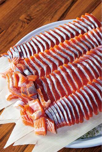 송어회는 가늘게 채 썬 양배추와 초고추장·콩가루를 곁들여 먹는다. 클립아트코리아