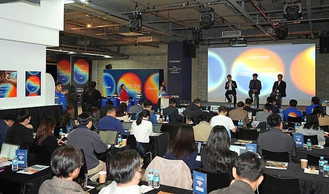 한국엡손 신제품 발표회에서 기자들과 질의·응답을 진행하고 있다. 한국엡손 제공
