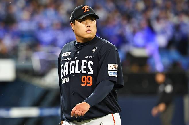 한화 류현진이 21일 대구삼성라이온즈파크에서 열린 ‘2025 신한 SOL 뱅크 KBO PS’ 삼성과 PO 3차전에 선발등판해 2회말을 마친 뒤 덕아웃으로 들어가고 있다. 류현진은 이날 홈런만 두 방을 허용하며 4이닝 4실점을 기록했다. 대구|뉴시스