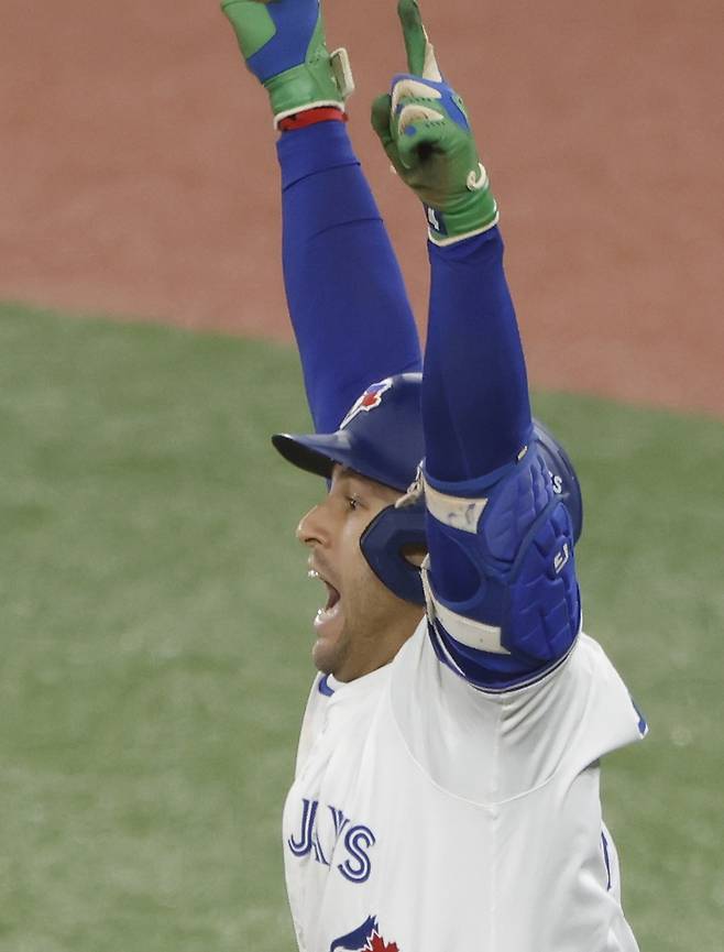 토론토 조지 스프링어가 21일(한국시간) 시애틀과의 아메리칸리그 챔피언십시리즈 7차전에서 역전 3점 홈런을 친 뒤 환호하고 있다. UPI연합뉴스