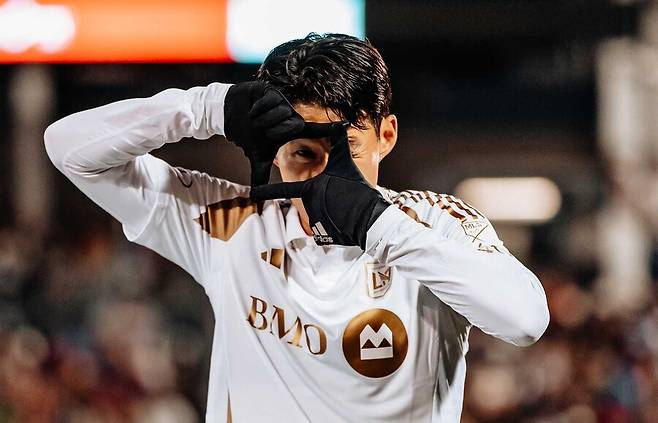 ▲ 손흥민 발을 떠난 공은 콜로라도 골대 상단 구석을 스치며 네트를 흔들었다. 현지 중계진은 “레이저 같은 피니시”라며 엄지를 치켜세웠고 MLS 사무국 역시 \"왼발로 엄청난 마무리 능력을 뽐냈다\" 찬사를 아끼지 않았다. ⓒ LAFC