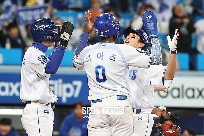 ▲ 김영웅의 역전 홈런을 환영하는 구자욱과 르윈 디아즈. ⓒ곽혜미 기자