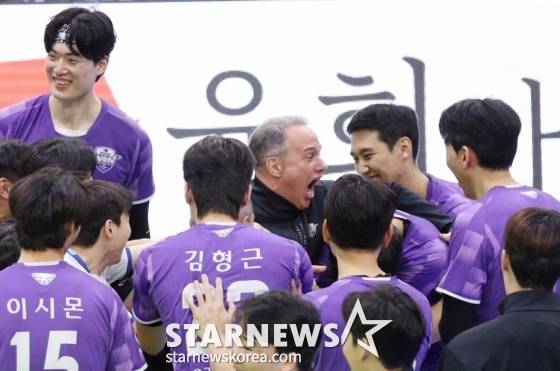 마우리시오 파에스 감독이 승리 후 선수들과 기뻐하고 있다. /사진=김진경 대기자