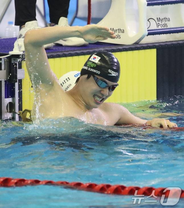 황선우가 20일 부산 사직종합운동장 실내수영장에서 열린 제106회 전국체전 남자 일반부 자유형 200m 우승 후 기뻐하고 있다. /사진=뉴스1