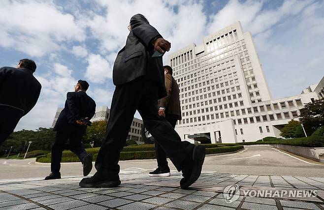 대법관 증원 개혁안 발표한 더불어민주당 (서울=연합뉴스) 김성민 기자 = 더불어민주당 사법개혁특별위원회가 지난 20일 현행 14명인 대법관을 26명으로 증원하는 사법개혁안을 발표했다.
이날 서울 서초구 대법원의 모습. 2025.10.20 ksm7976@yna.co.kr