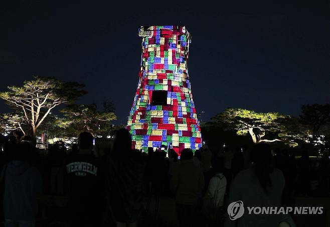 APEC 기념 첨성대 미디어아트 (경주=연합뉴스) 김현태 기자 = 20일 오후 경북 경주시 인왕동 첨성대에서 2025 아시아태평양경제협력체(APEC) 정상회의 개최를 기념하는 미디어아트가 진행되고 있다. 2025.10.20 mtkht@yna.co.kr