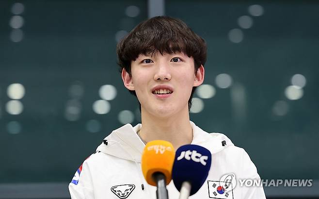 소감 밝히는 임종언 (영종도=연합뉴스) 이동해 기자 = 캐나다 몬트리올에서 열린 2025-2026 국제빙상경기연맹(ISU) 월드투어 2차 대회를 마친 쇼트트랙 임종언이 21일 오후 인천국제공항을 통해 귀국해 소감을 밝히고 있다. 2025.10.21 eastsea@yna.co.kr