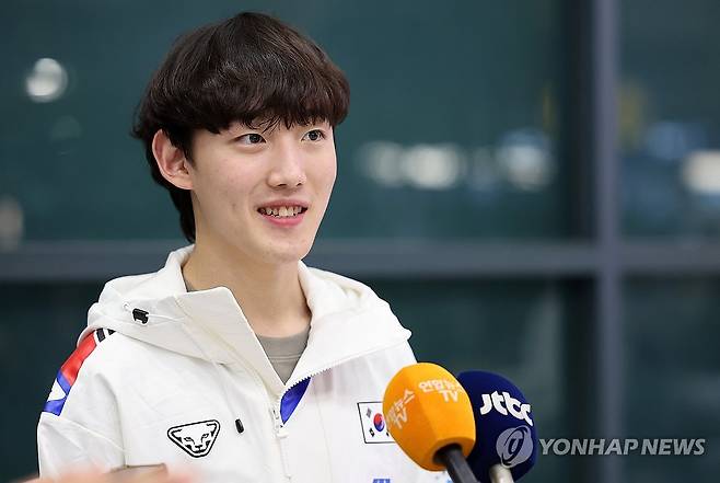 소감 밝히는 임종언 (영종도=연합뉴스) 이동해 기자 = 캐나다 몬트리올에서 열린 2025-2026 국제빙상경기연맹(ISU) 월드투어 2차 대회를 마친 쇼트트랙 임종언이 21일 오후 인천국제공항을 통해 귀국해 소감을 밝히고 있다. 2025.10.21 eastsea@yna.co.kr