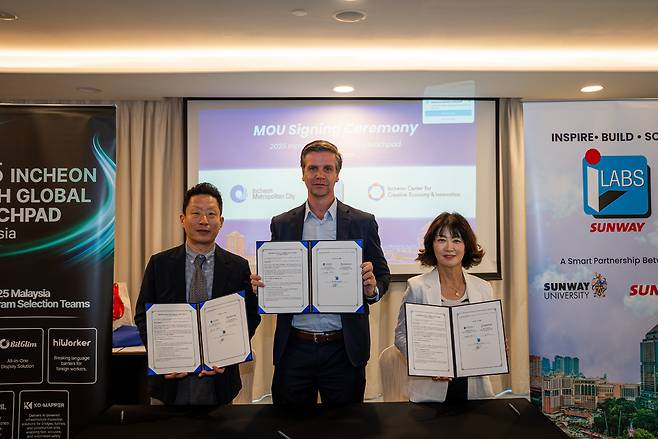 ▲ 지난 21일 말레이시아 쿠알라룸푸르에서 개최된 'FutureX Connect'에서 인천시·인천창조경제혁신센터·말레이시아 선웨이아이랩스(Sunway iLabs)가 스타트업 육성과 글로벌 진출 지원을 위한 업무협약을 체결하고 있다. /사진제공=인천시